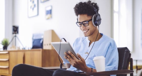 Employee interacting with virtual microlearning